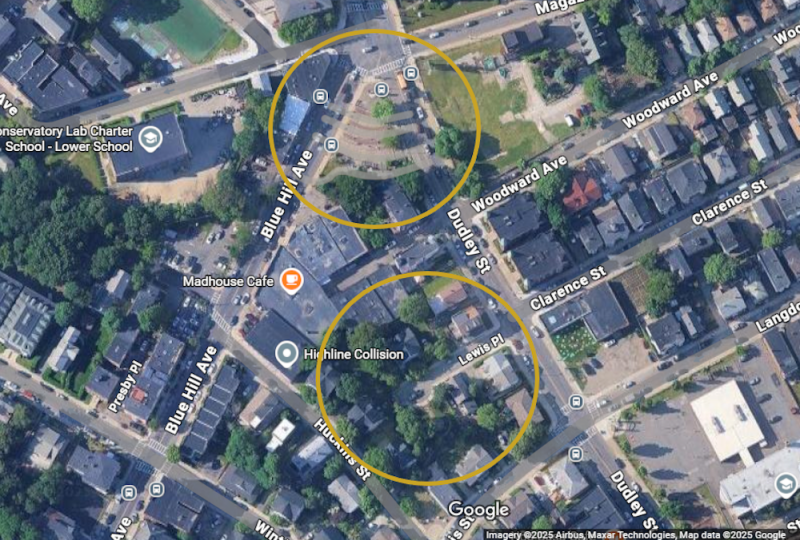 دایره بالایی، دادلی کامن (Dudley Common) است. دایره پایینی، لویس پلیس (Lewis Place) است، جایی که درختان، کوچه بنبست را چندین درجه خنکتر نگه میدارند. تصاویر ©2025 Airbus Maxar Technologies، دادههای نقشه گوگل ©2025